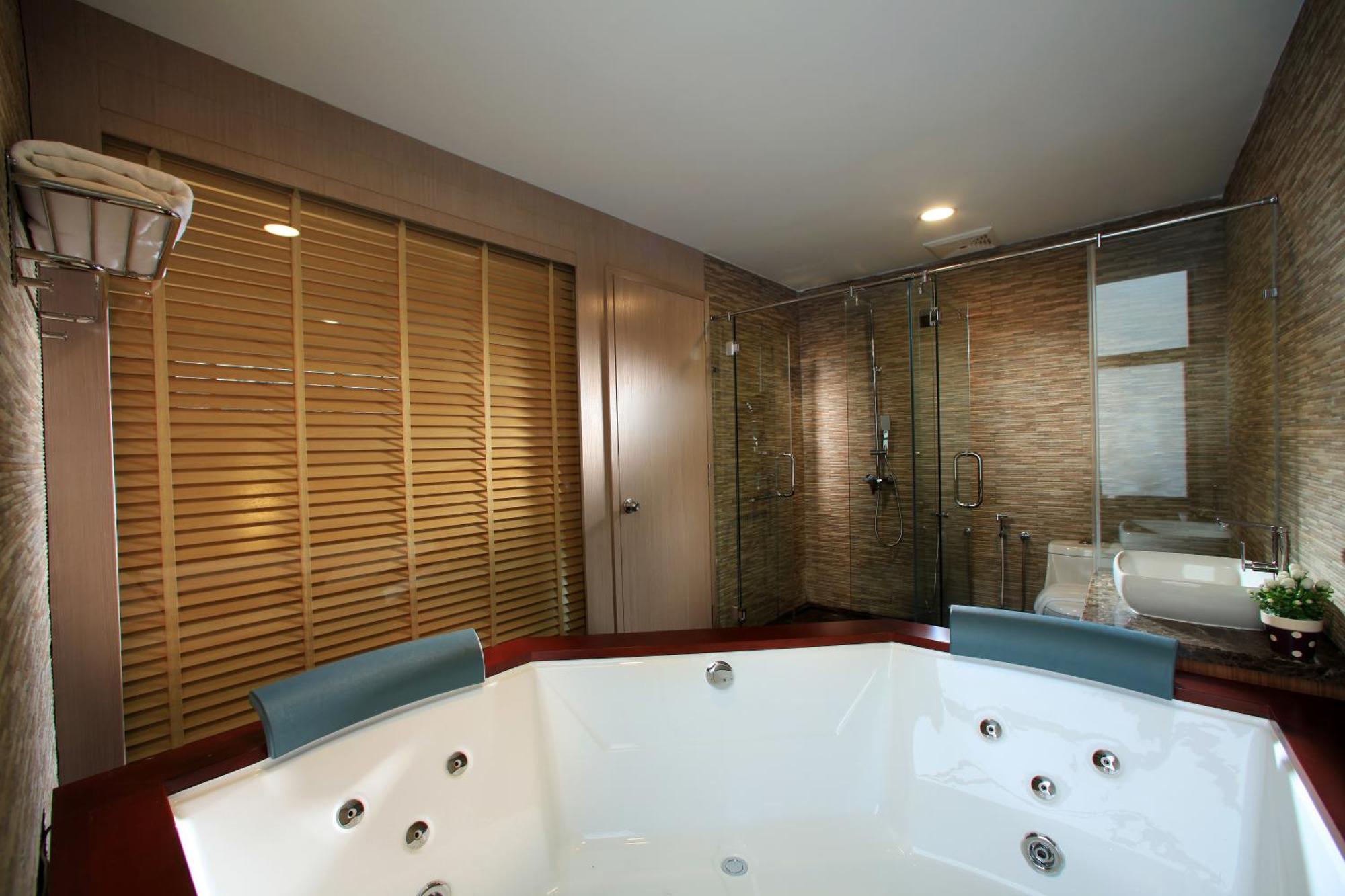 Izumi Executive Suite Partial Twin Towers View