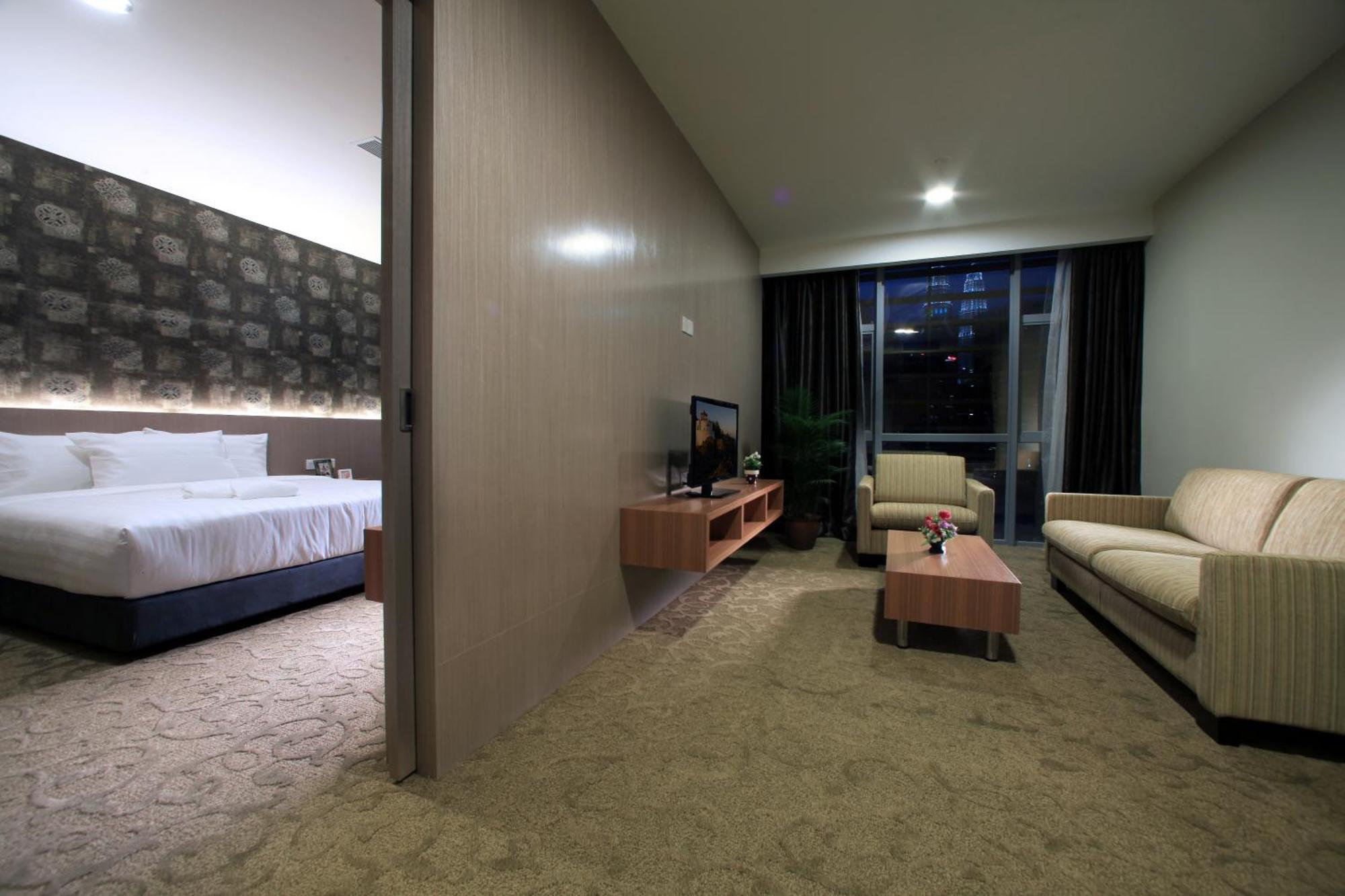Izumi Executive Suite Partial Twin Towers View