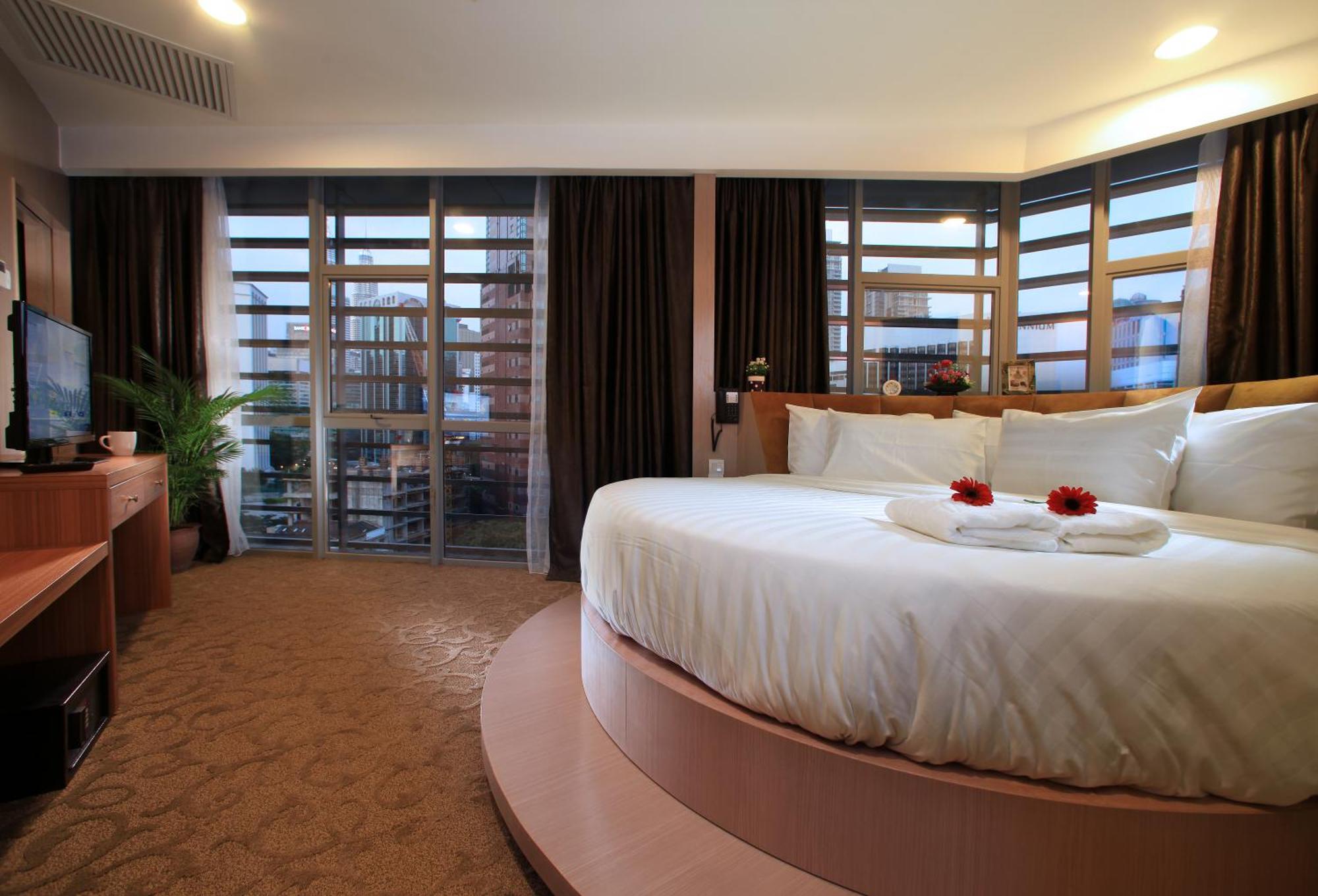 Izumi Executive Suite Partial Twin Towers View
