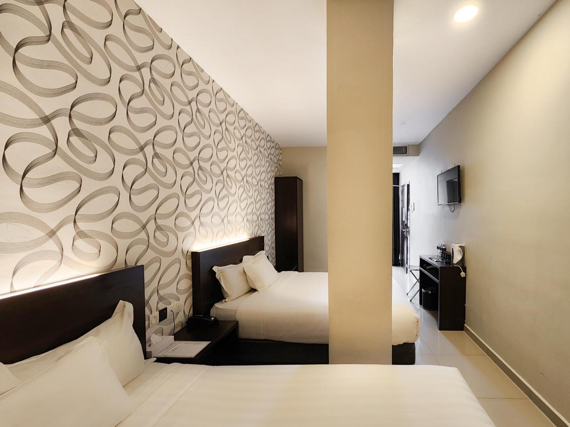 Deluxe Family Room 2 Queen Beds