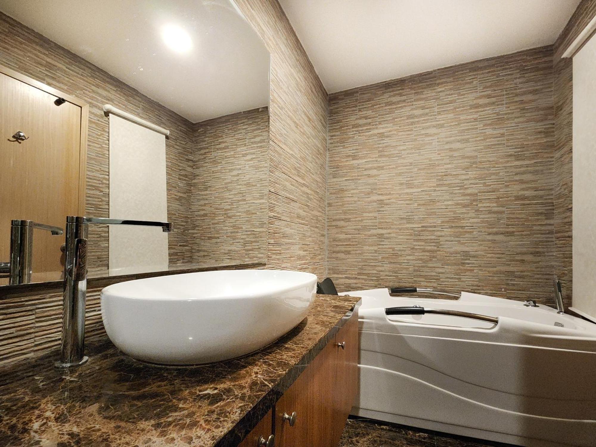Izumi Executive Suite Partial Twin Towers View