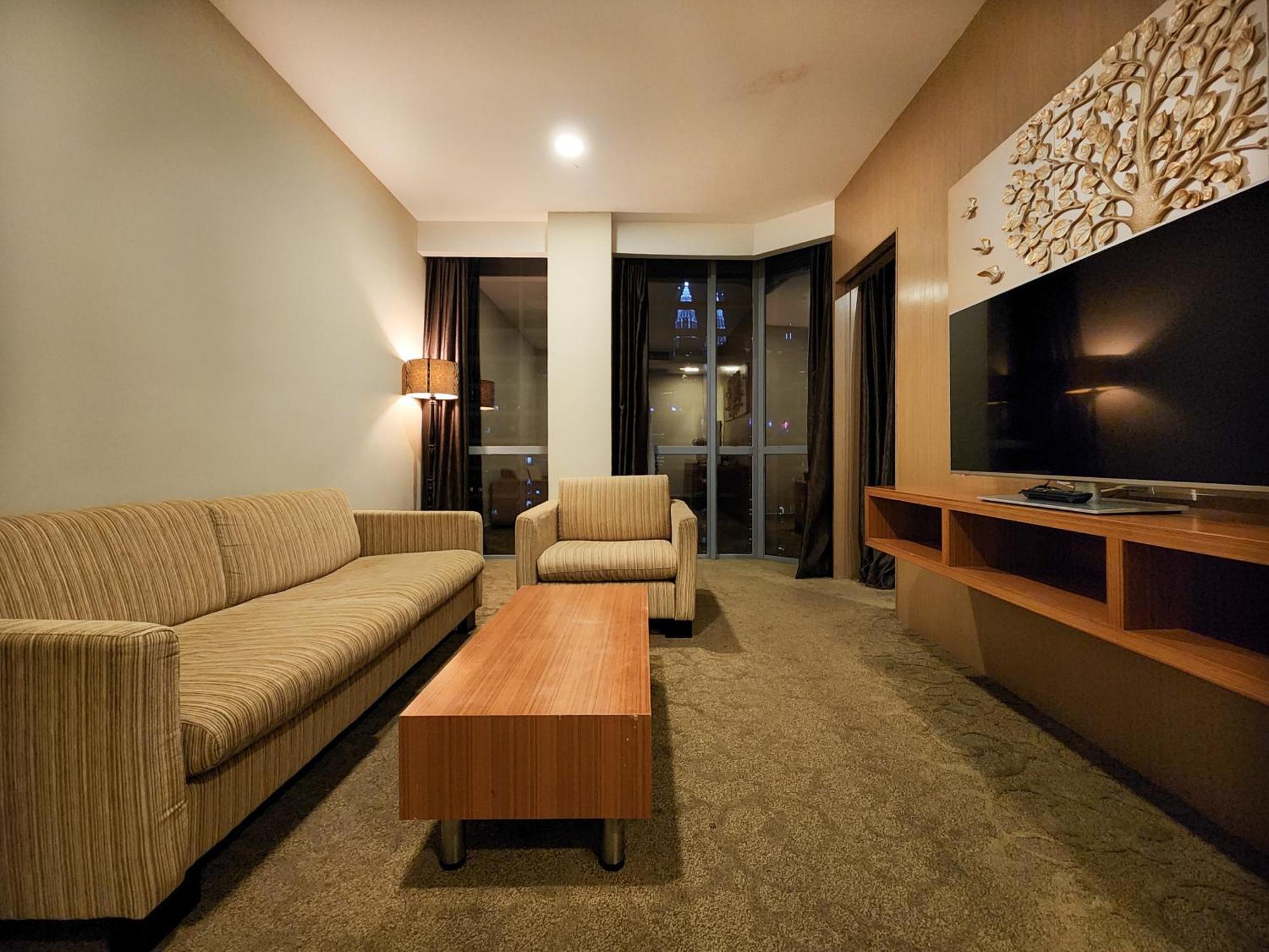 Izumi Executive Suite Partial Twin Towers View